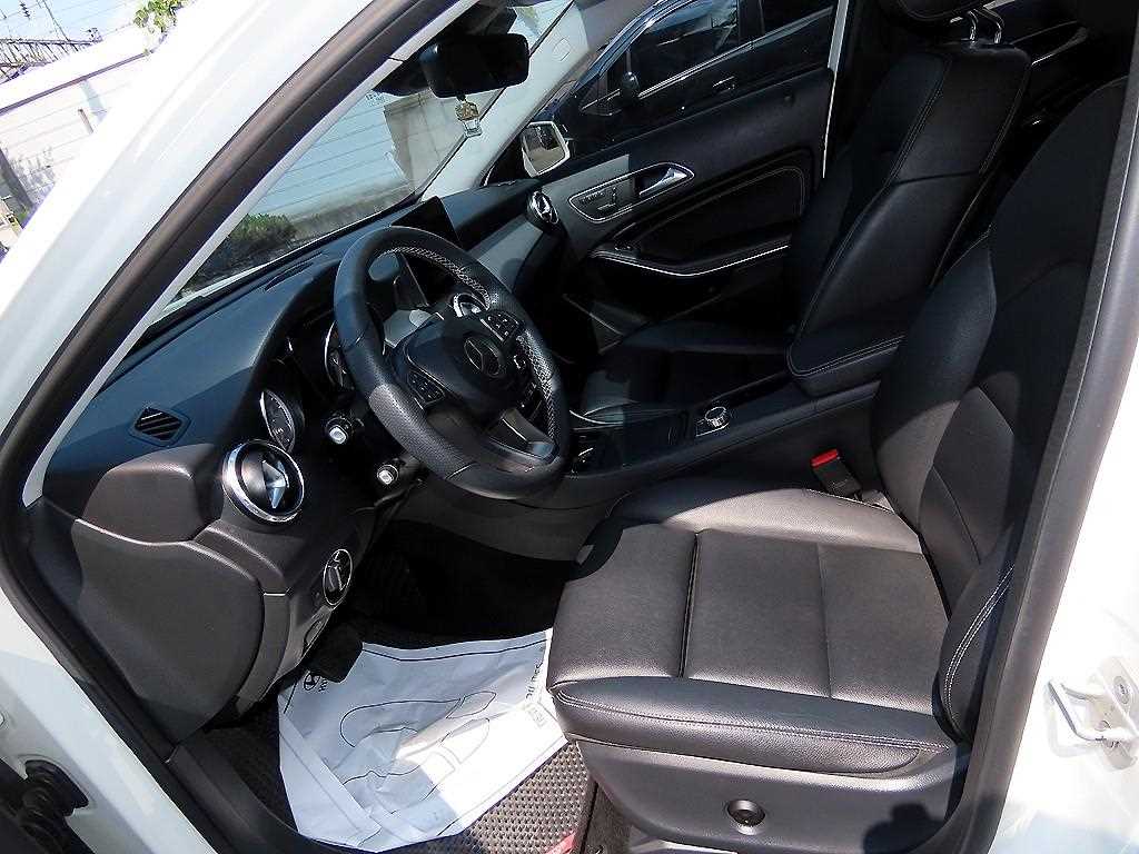 Mercedes Benz GLA Class - Vista 5