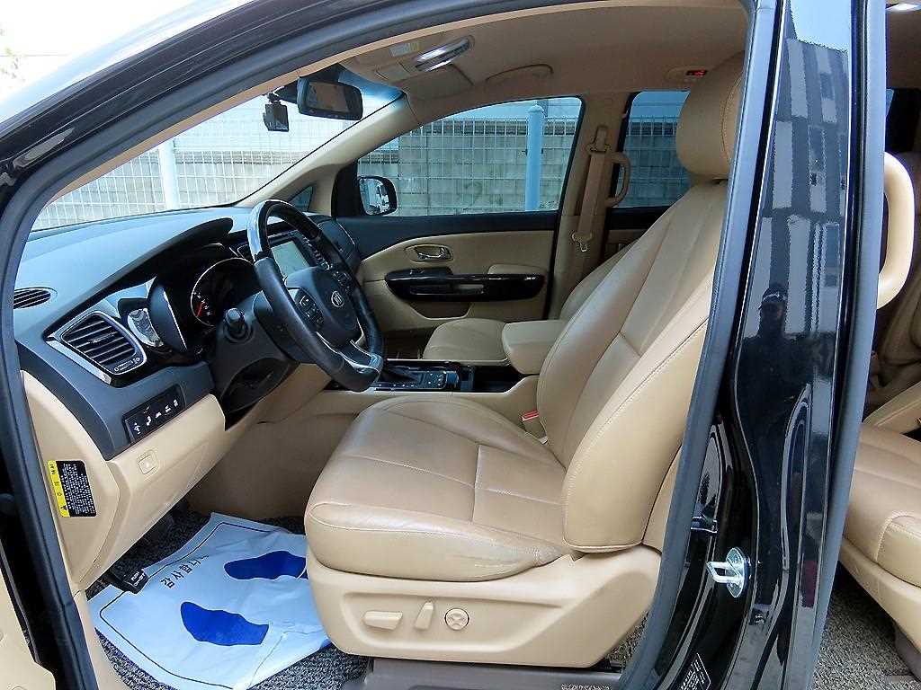 KIA Carnival - Vista 5