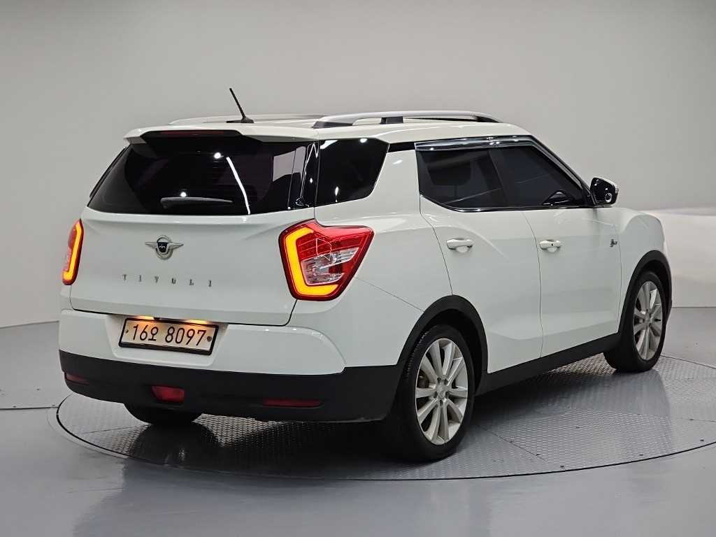 Ssangyong Tivoli - Vista 4