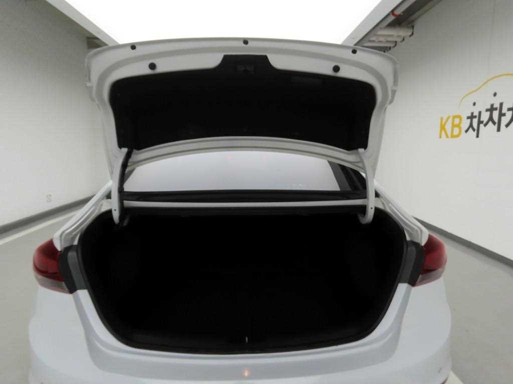 HYUNDAI Avante - Vista 5