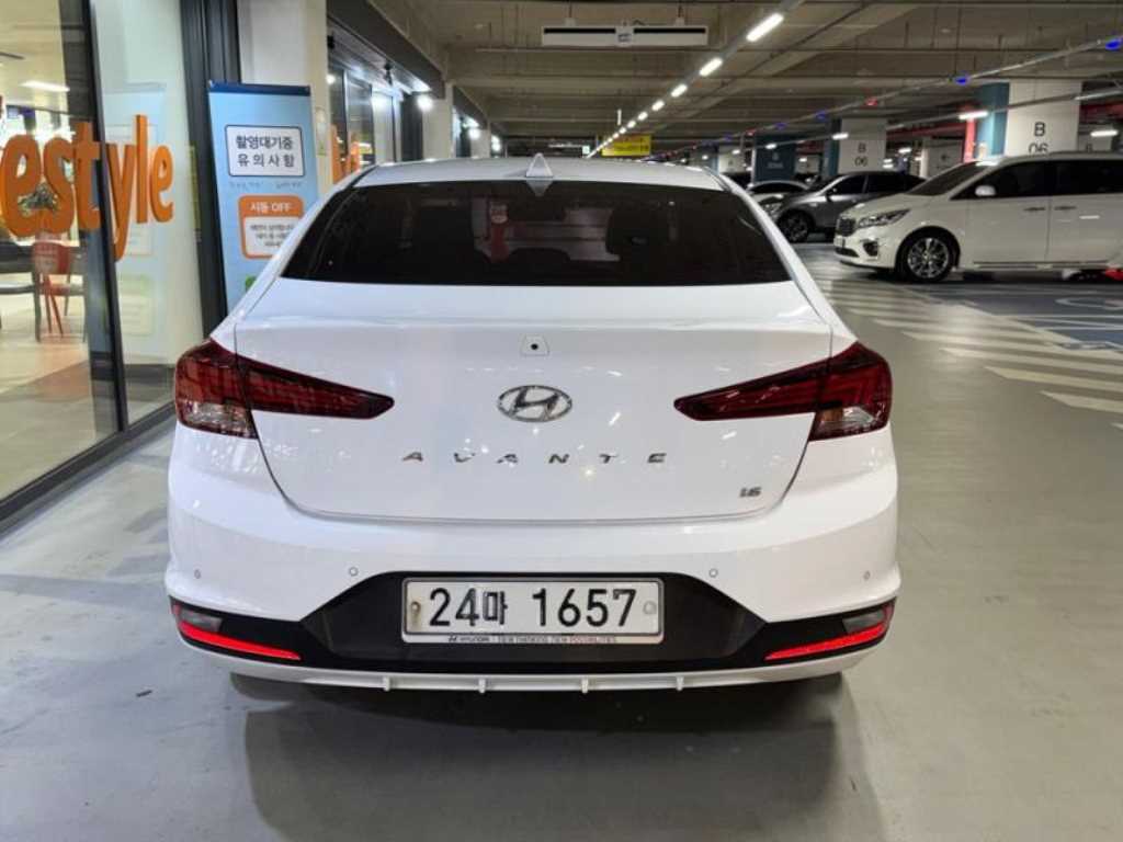 HYUNDAI Avante - Vista 5