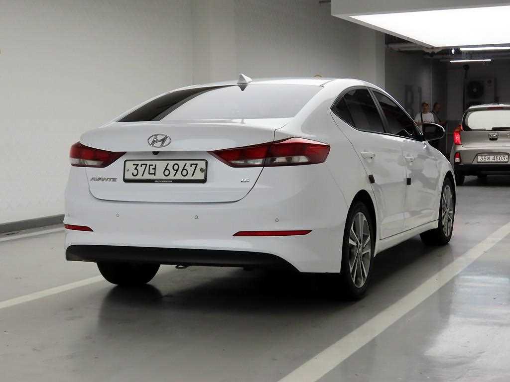 HYUNDAI Avante - Vista 4