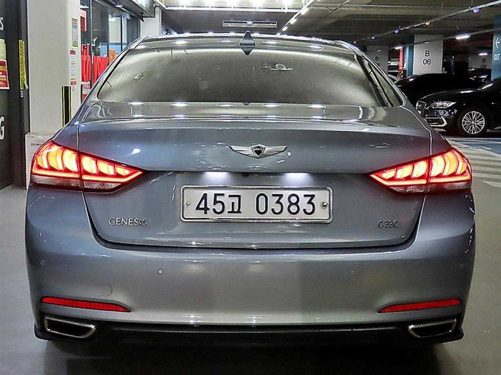 HYUNDAI Genesis - Vista 5