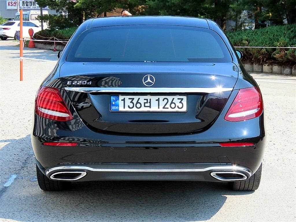 Mercedes Benz E class - Vista 4