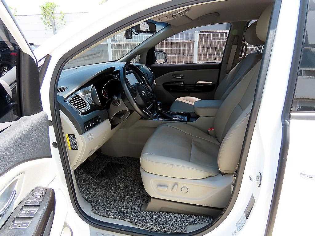 KIA Carnival - Vista 5