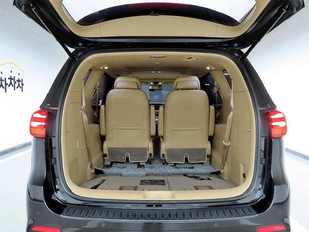 KIA Carnival - Vista 5