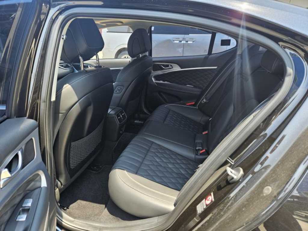 Genesis G70 - Vista 4