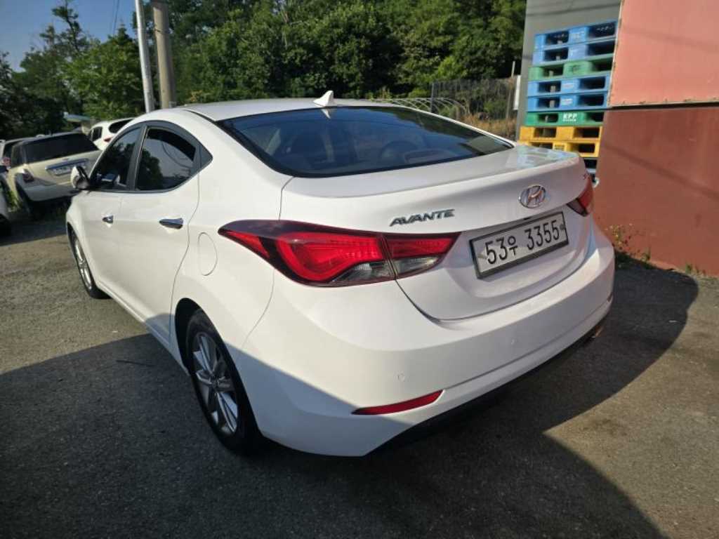 HYUNDAI Avante - Vista 5