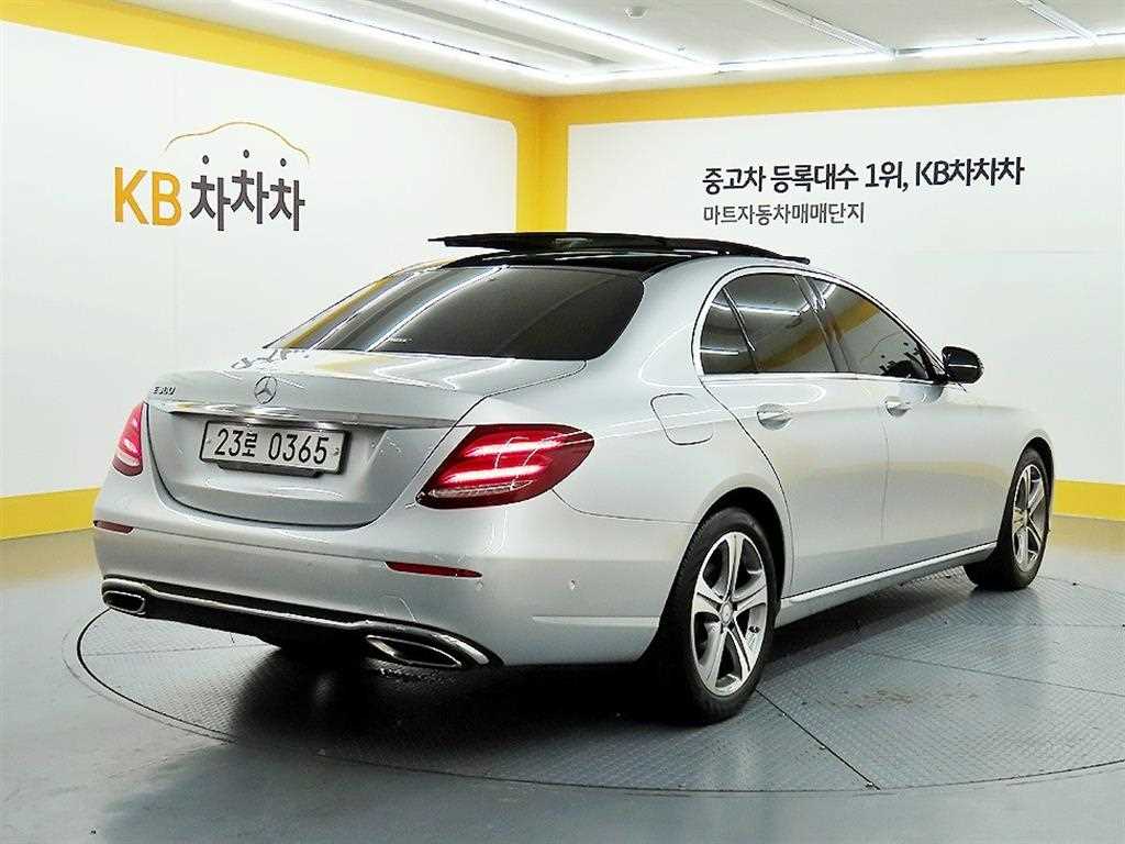 Mercedes Benz E class - Vista 4