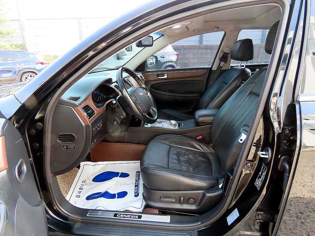 HYUNDAI Genesis - Vista 5