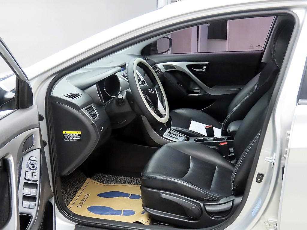 HYUNDAI Avante - Vista 5