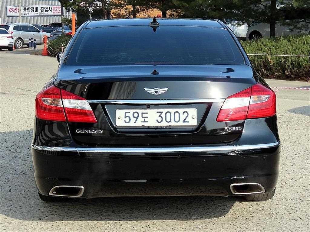 HYUNDAI Genesis - Vista 4