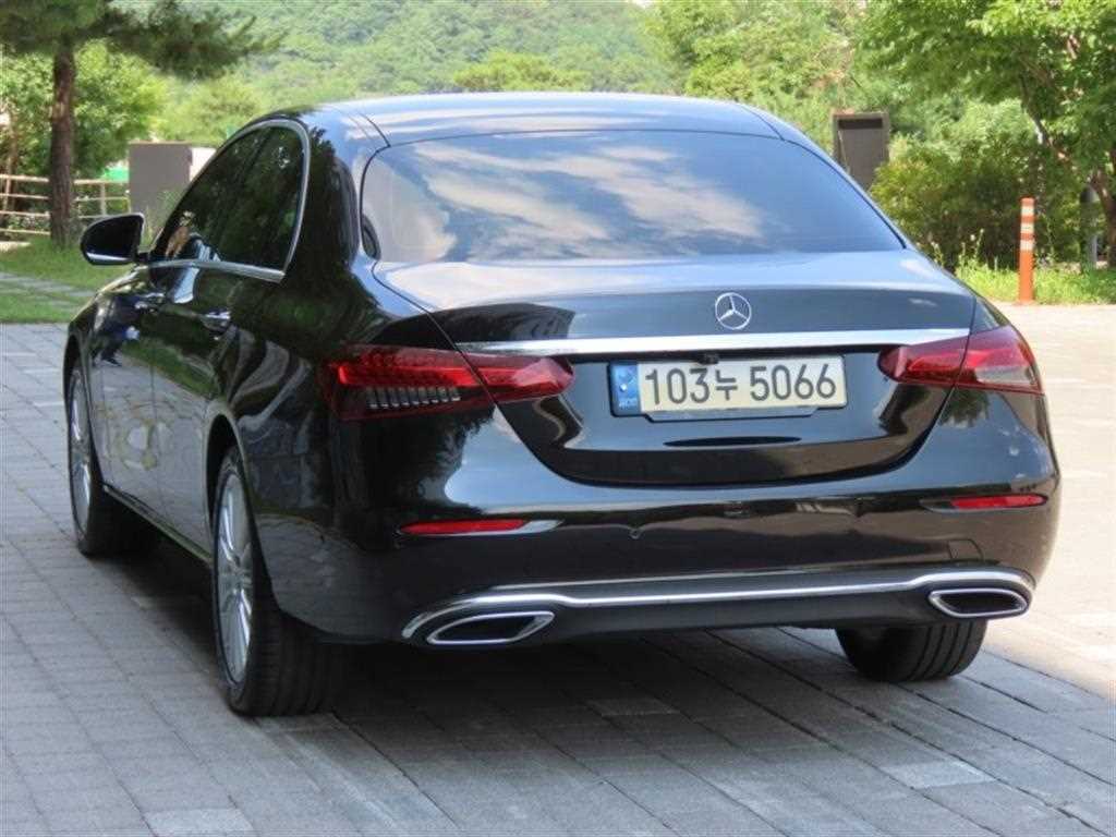 Mercedes Benz E class - Vista 4