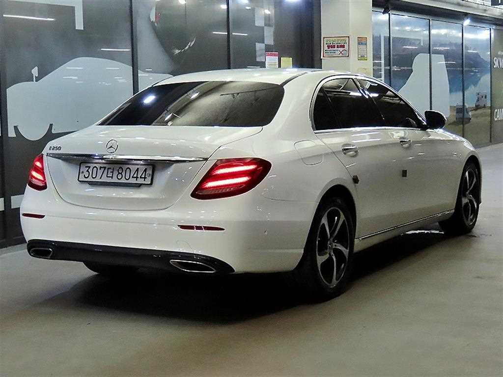 Mercedes Benz E class - Vista 4