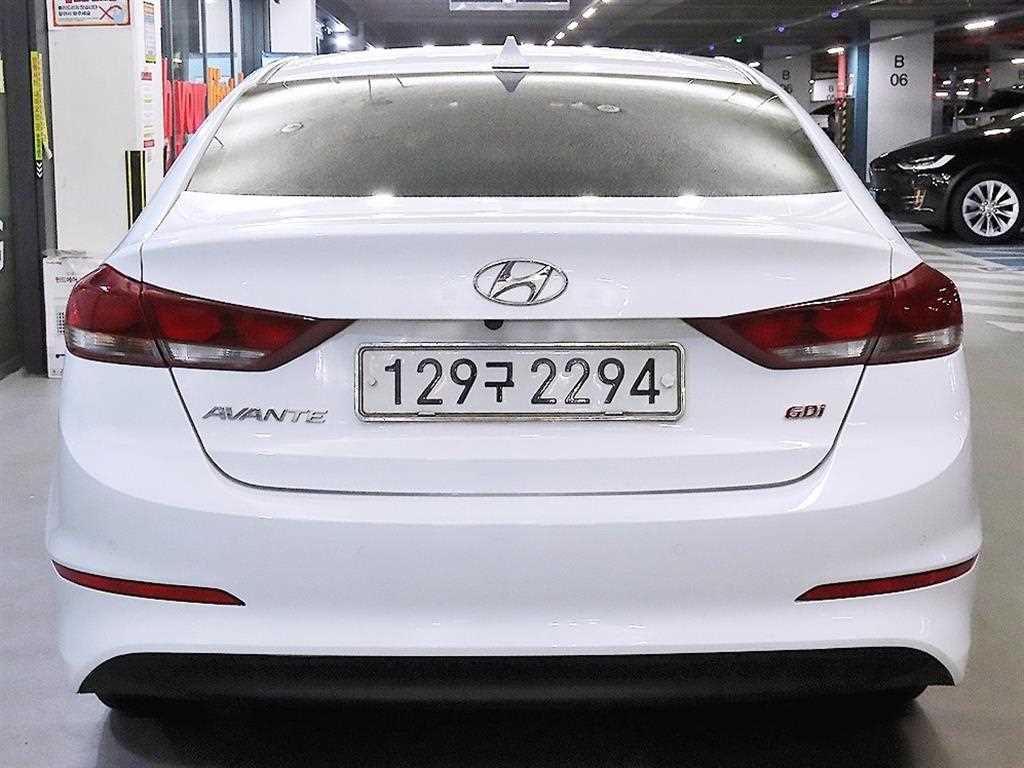 HYUNDAI Avante - Vista 5