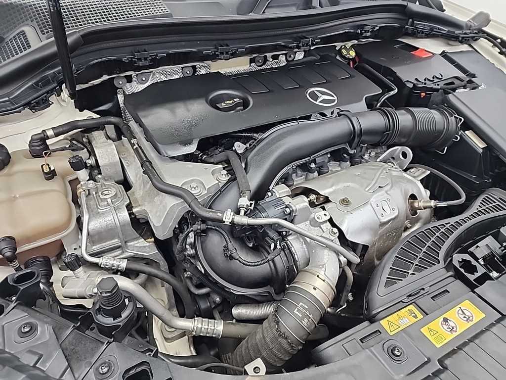 Mercedes Benz GLA Class - Vista 5