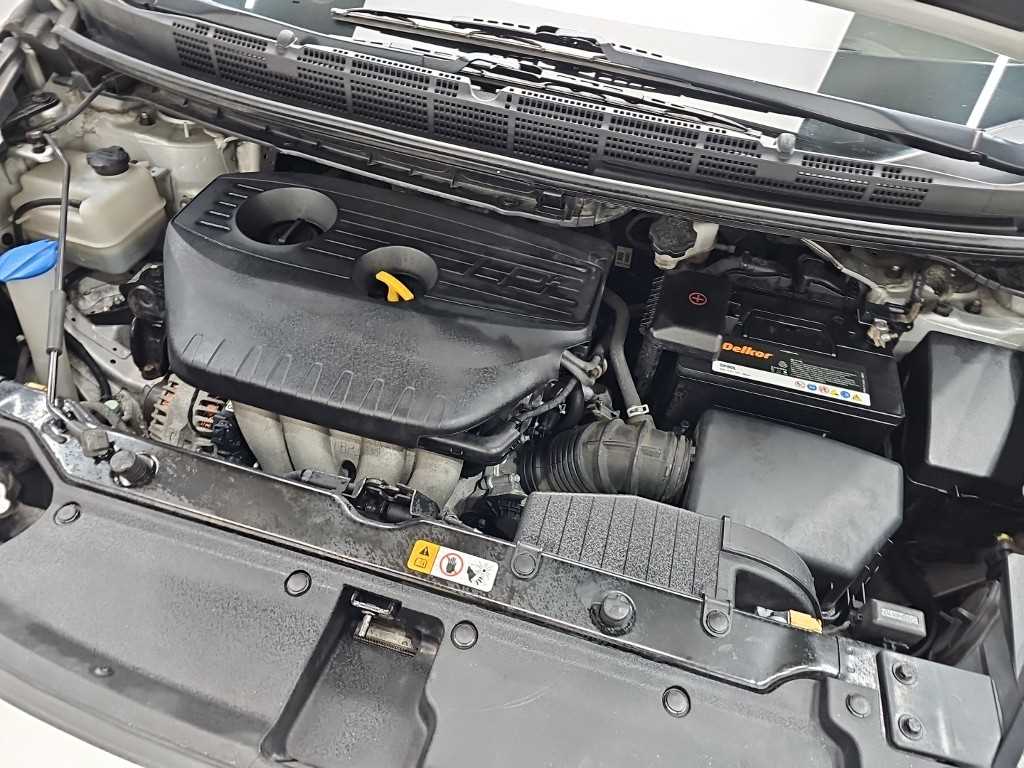 KIA Carens - Vista 5