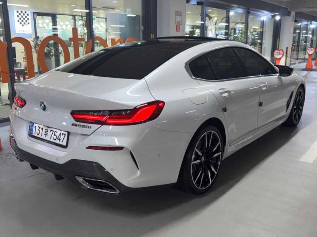 BMW 8 Series - Vista 4