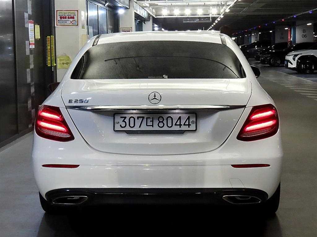 Mercedes Benz E class - Vista 5