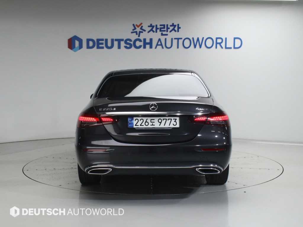 Mercedes Benz E class - Vista 4
