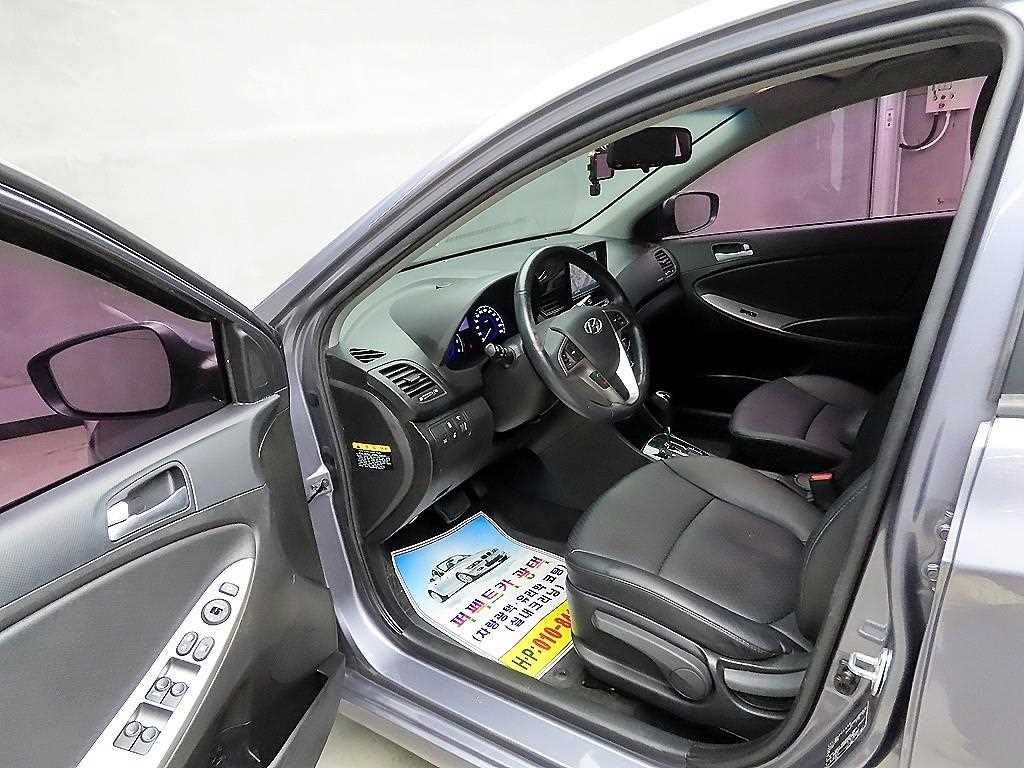 HYUNDAI Accent - Vista 5