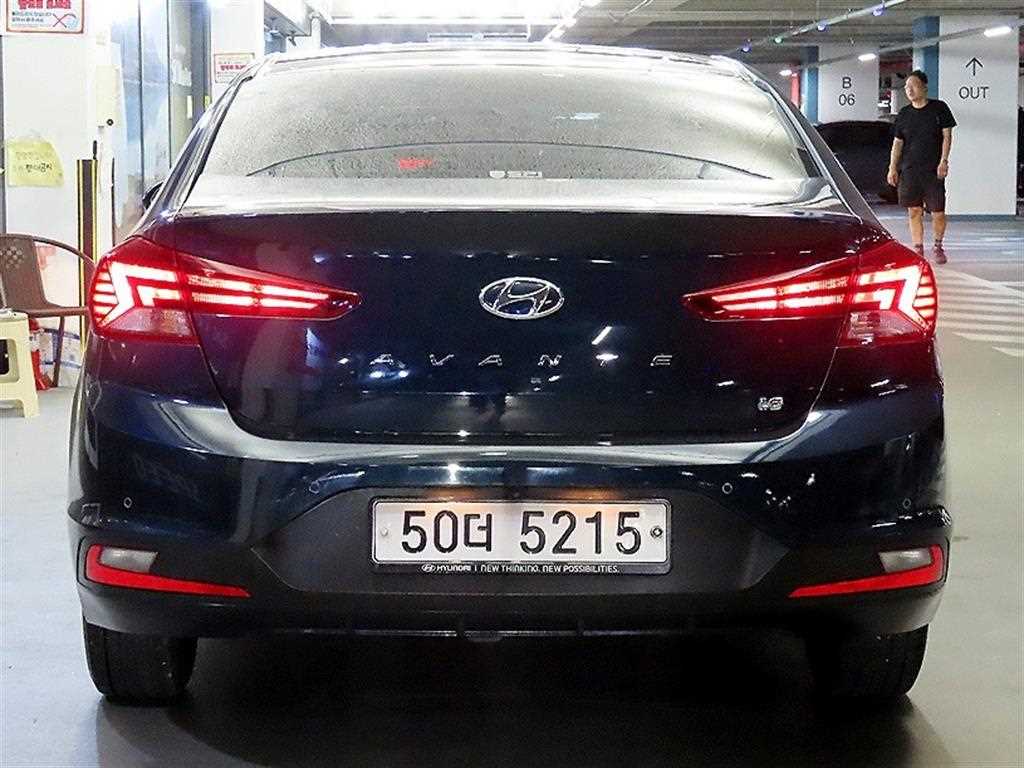 HYUNDAI Avante - Vista 5