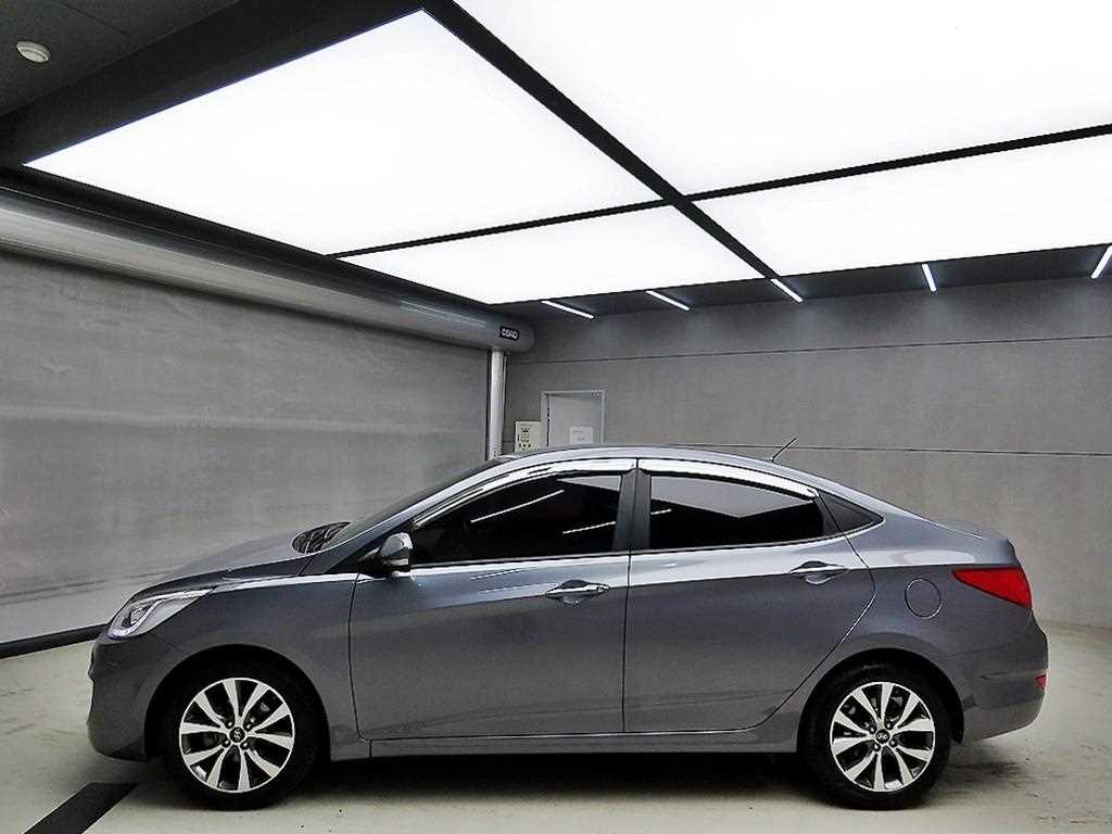 HYUNDAI Accent - Vista 4