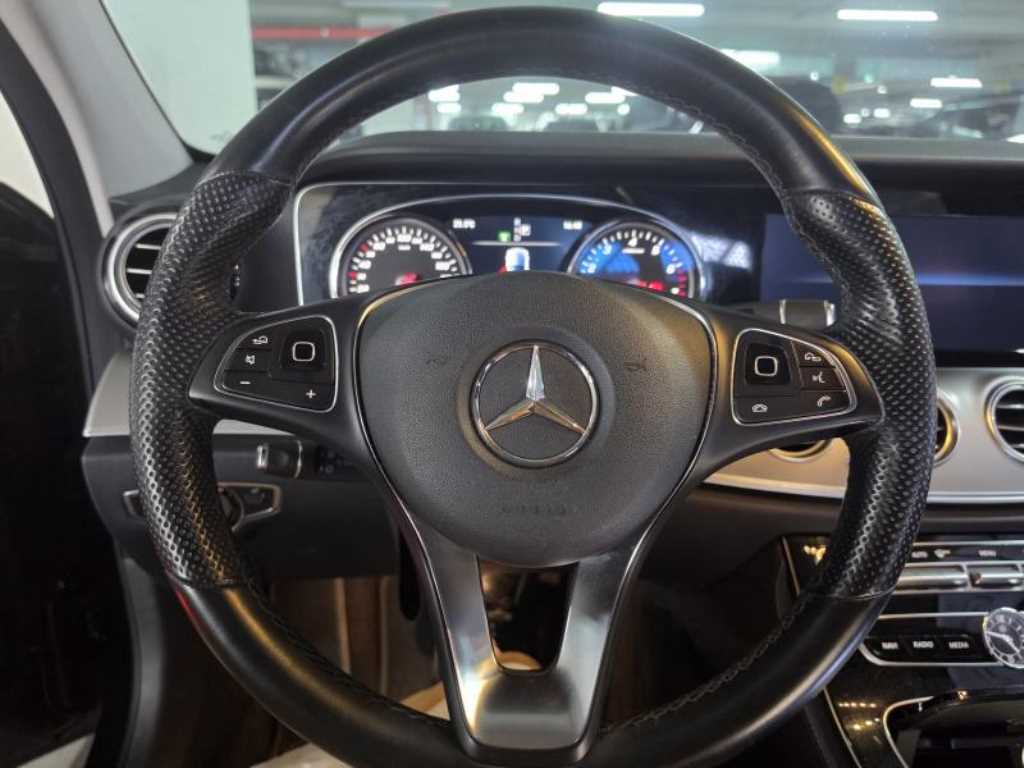 Mercedes Benz E class - Vista 5