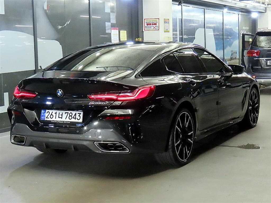 BMW 8 Series - Vista 4