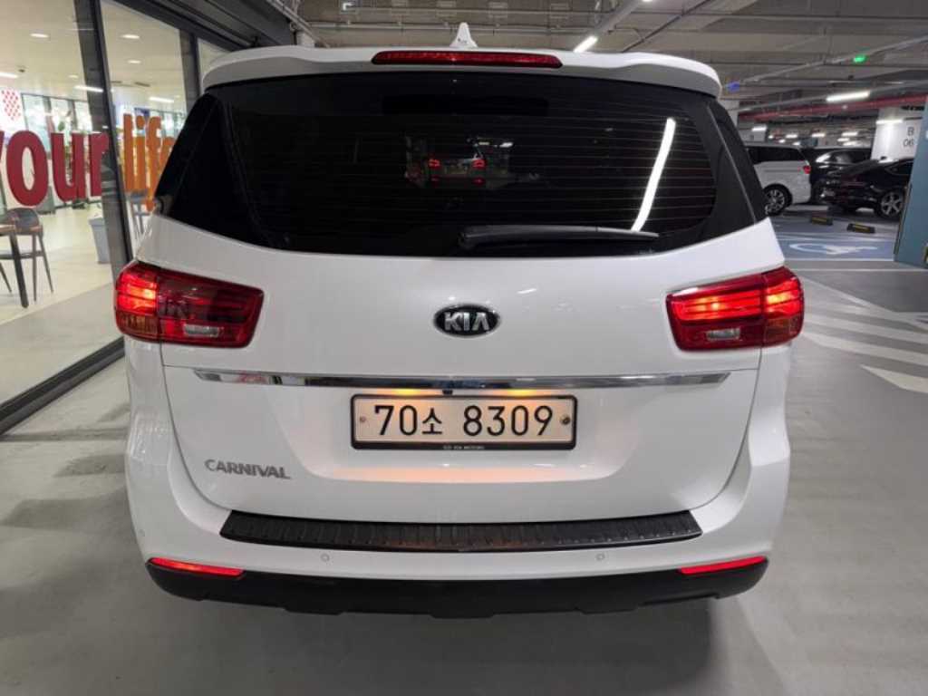 KIA Carnival - Vista 5