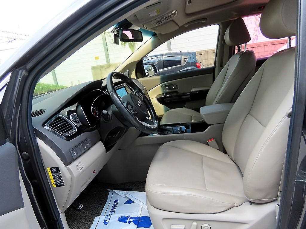 KIA Carnival - Vista 5