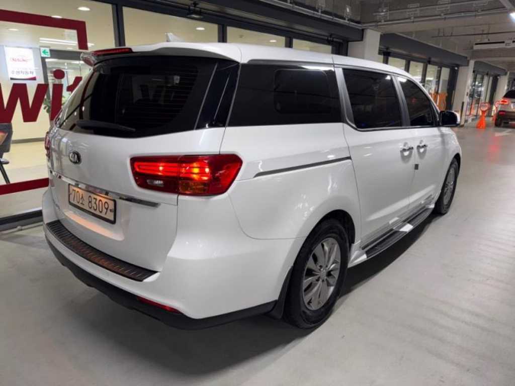 KIA Carnival - Vista 4