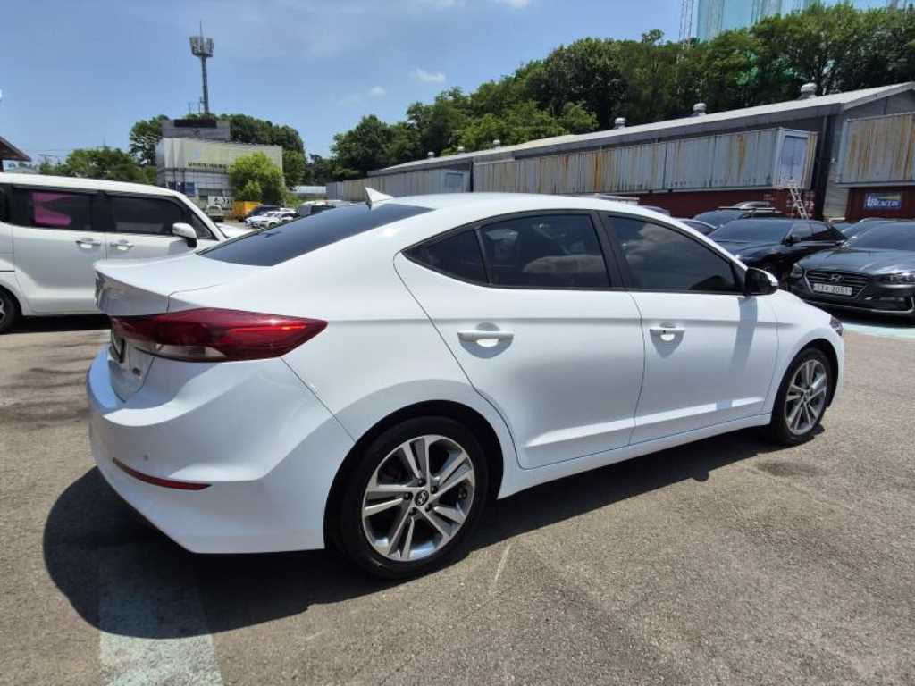 HYUNDAI Avante - Vista 4