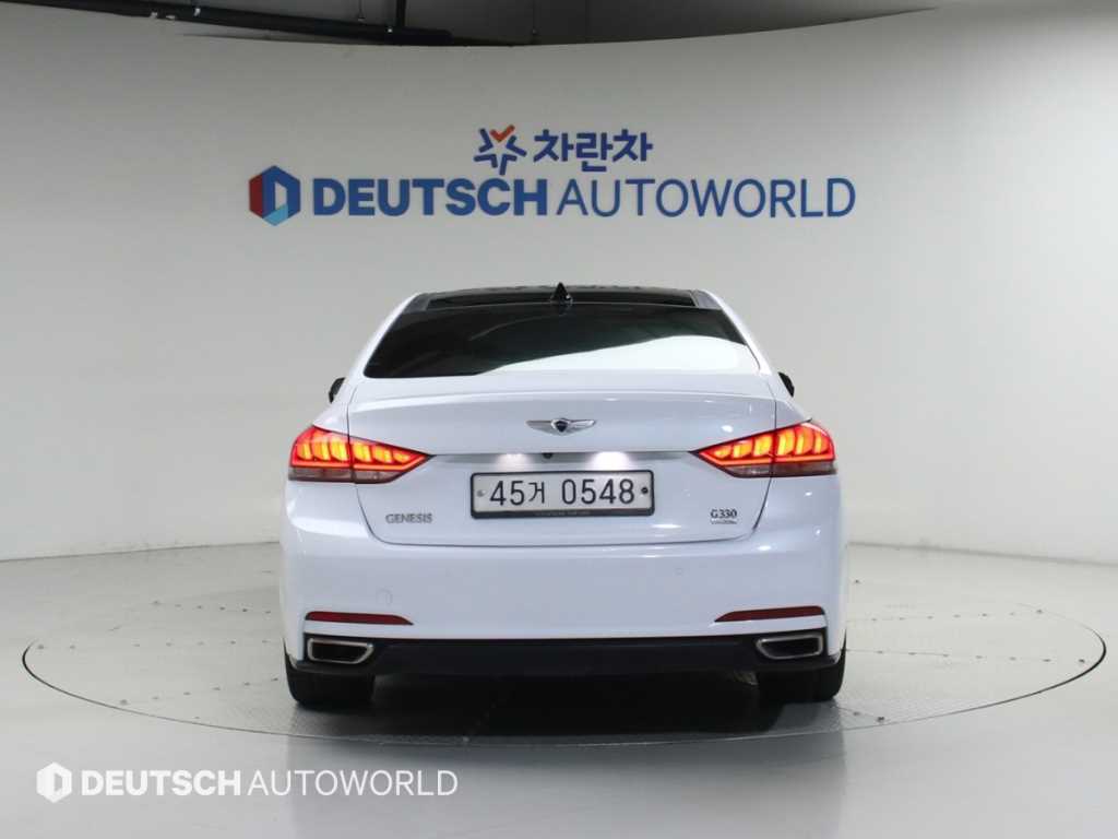 HYUNDAI Genesis - Vista 4