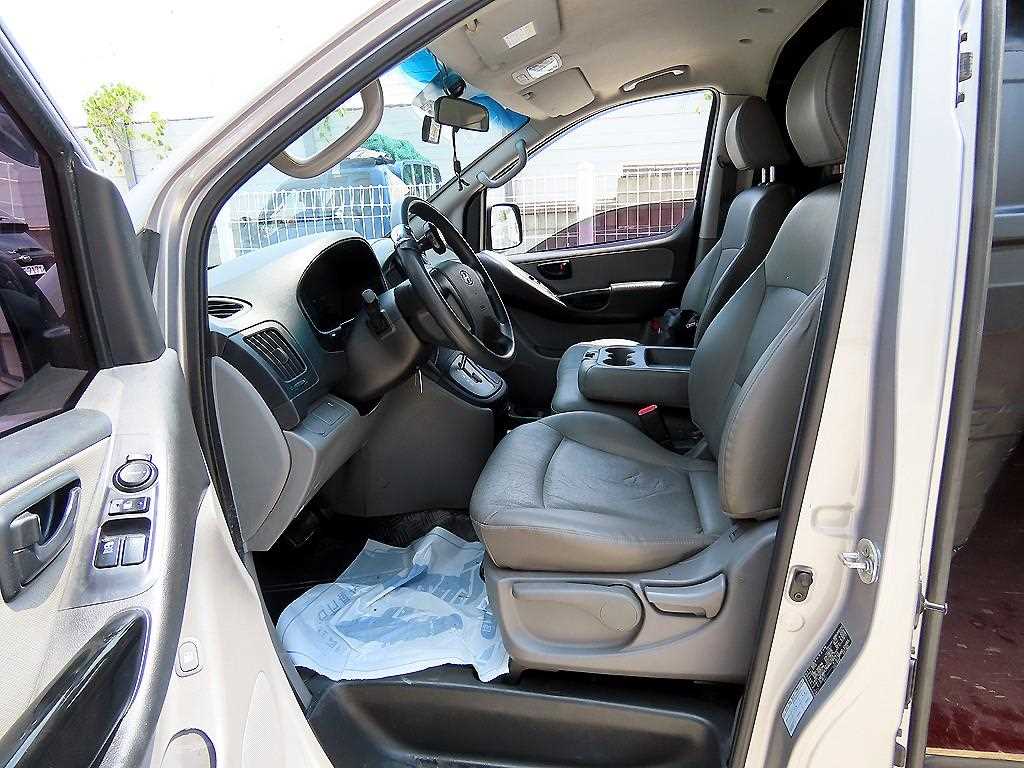 HYUNDAI Starex - Vista 5