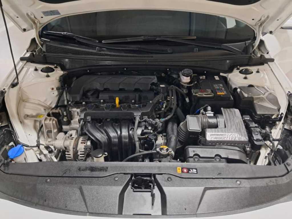 HYUNDAI Avante - Vista 5