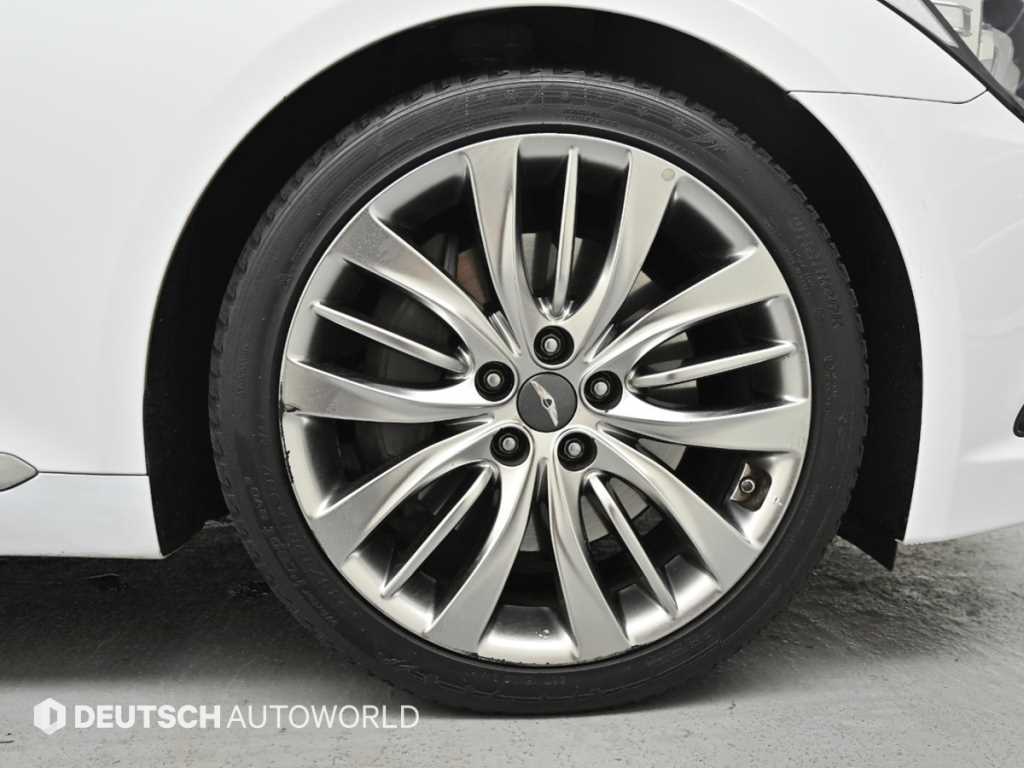 HYUNDAI Genesis - Vista 5