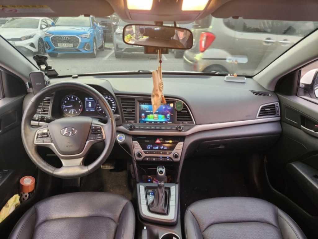 HYUNDAI Avante - Vista 5