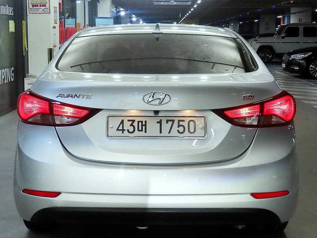 HYUNDAI Avante - Vista 5