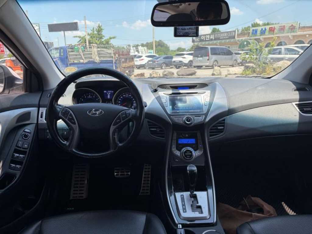 HYUNDAI Avante - Vista 5