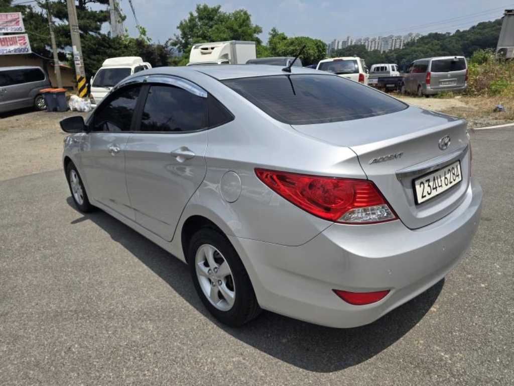 HYUNDAI Accent - Vista 5