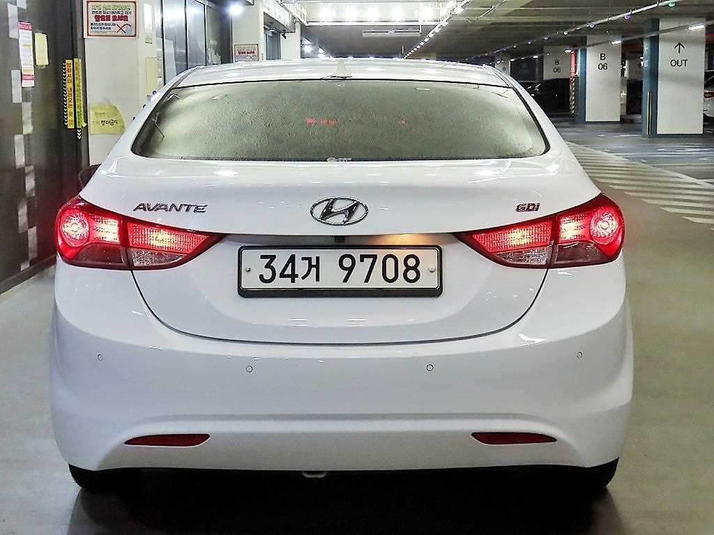 HYUNDAI Avante - Vista 5