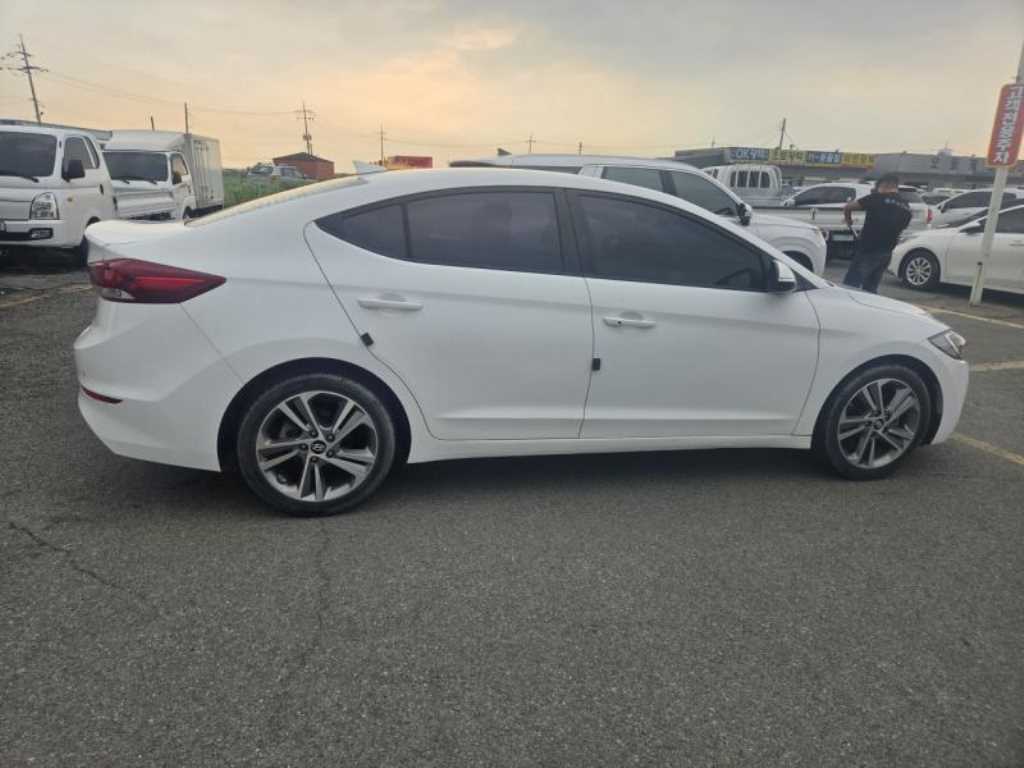 HYUNDAI Avante - Vista 4