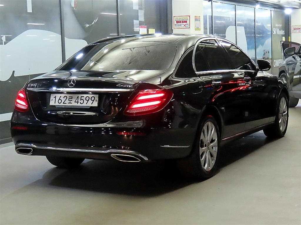 Mercedes Benz E class - Vista 4