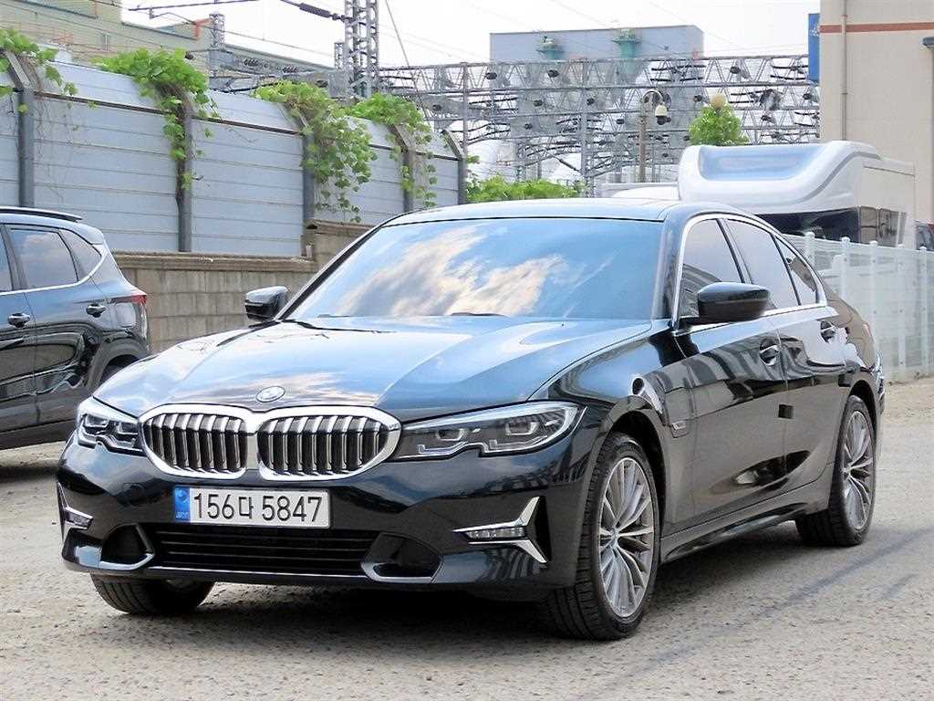 BMW 3시리즈 330e M 스포츠 사진 2/19