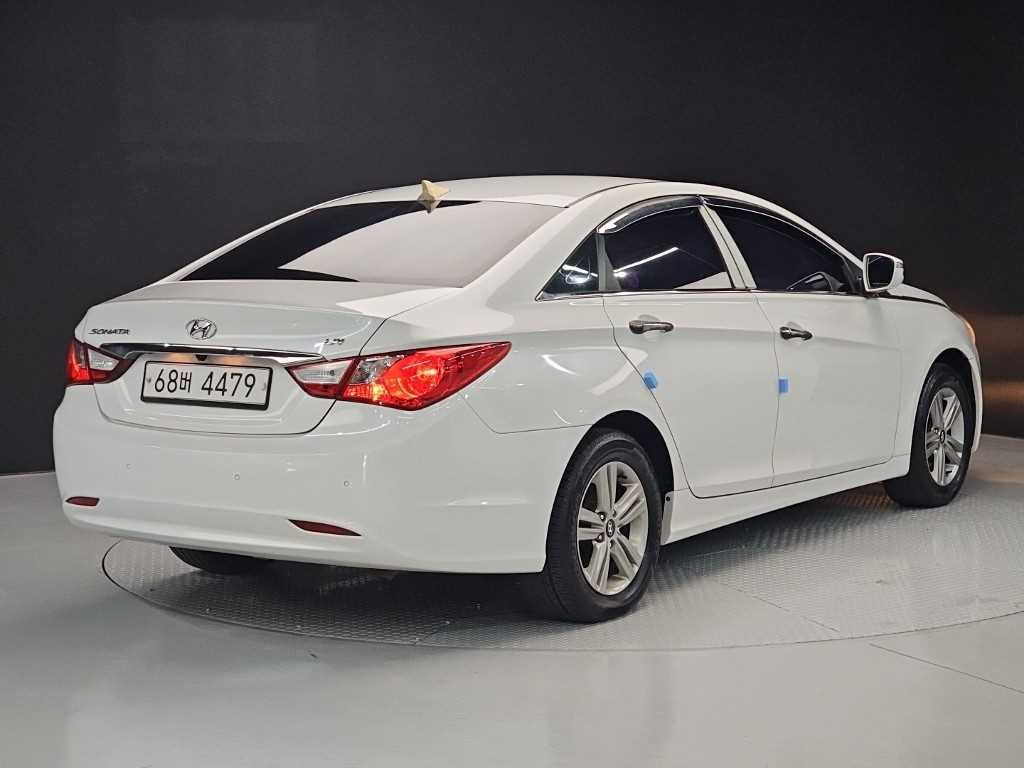 HYUNDAI Sonata - Vista 4