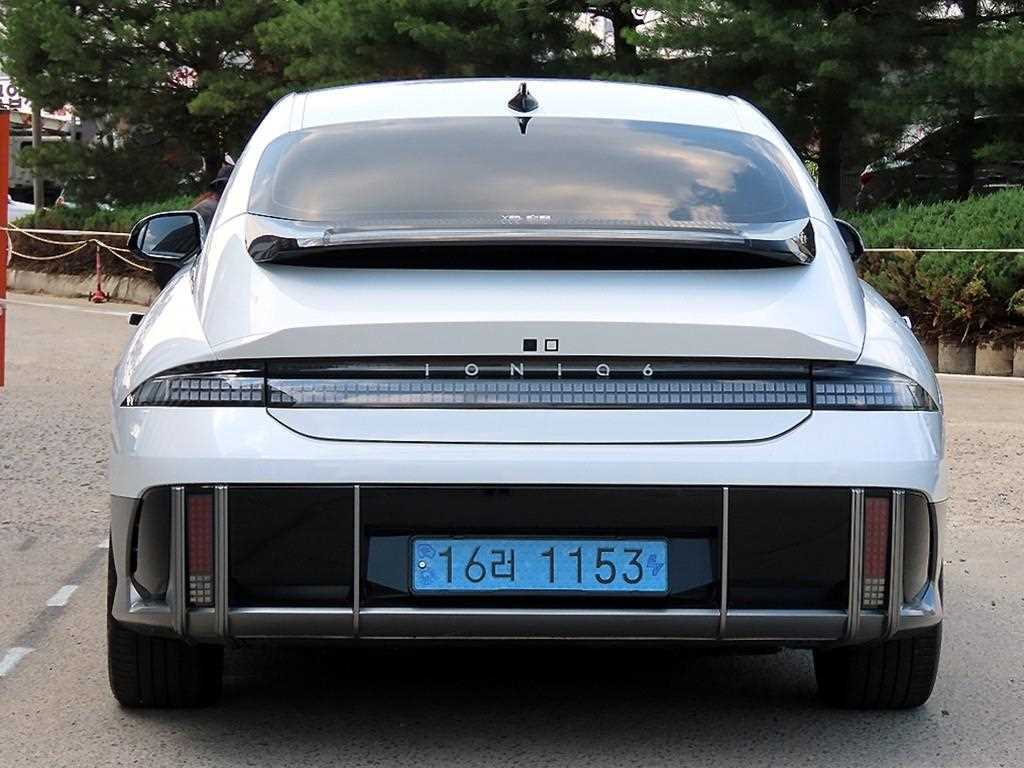 HYUNDAI Ioniq 6 - Vista 4