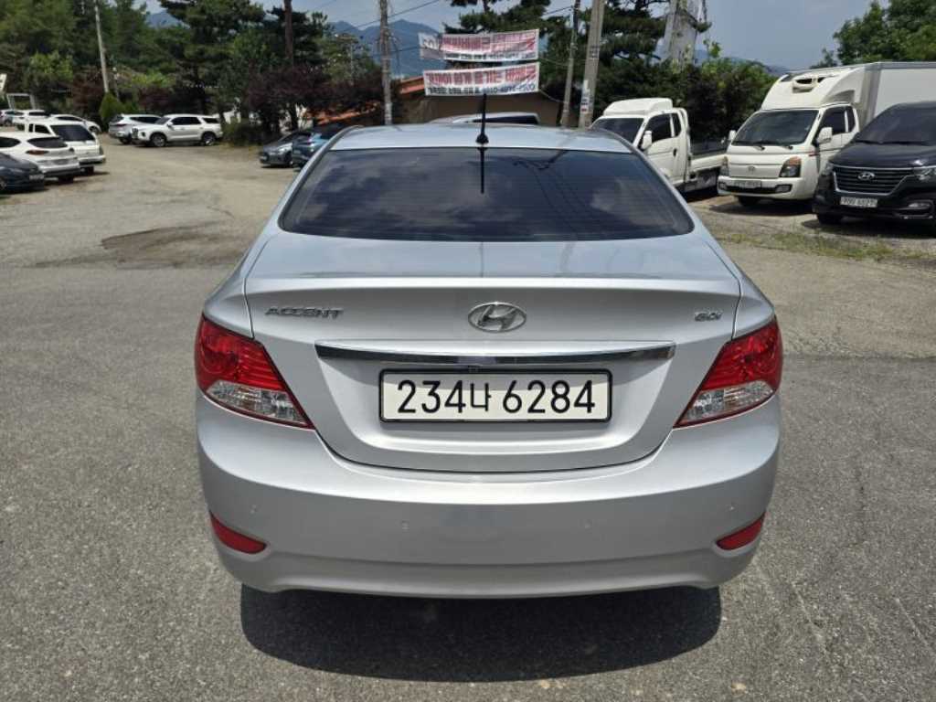 HYUNDAI Accent - Vista 4