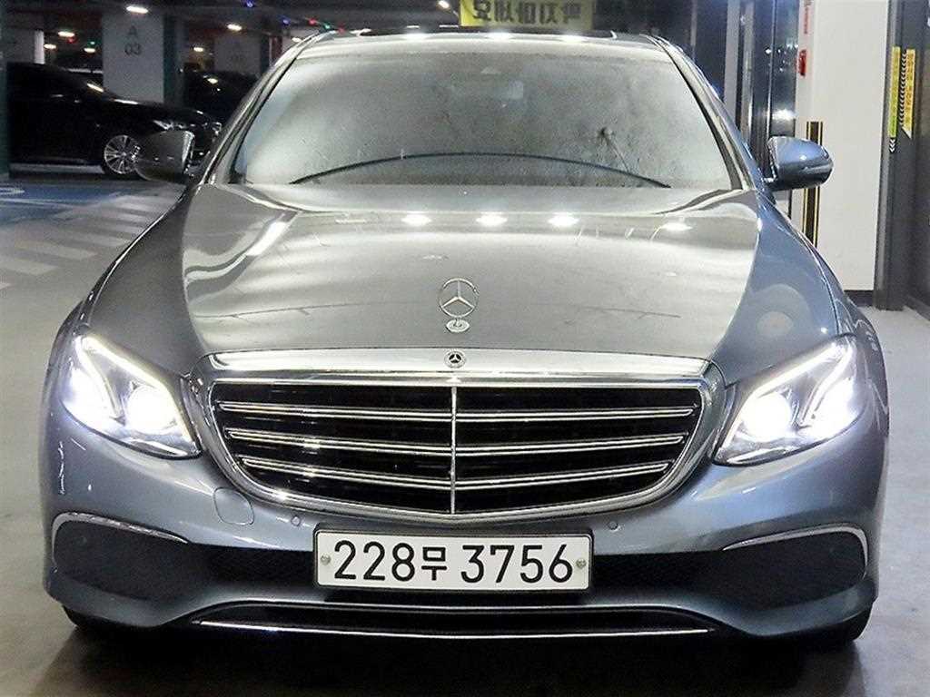 벤츠 E 클래스 E220d 4MATIC 익스클루시브 사진 2/20