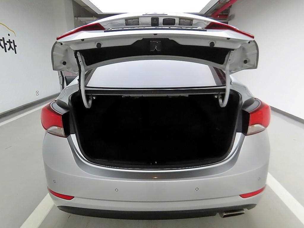 HYUNDAI Avante - Vista 5